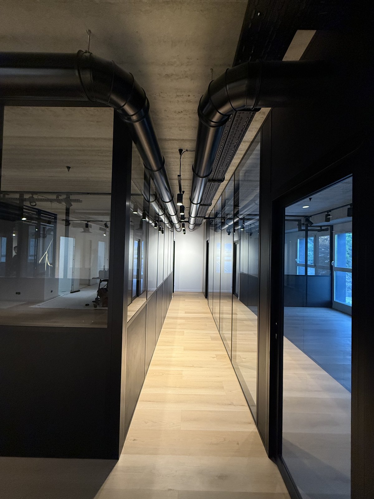Couloir de bureaux, cloisons vitrées et chemins de câbles, chantier EGA